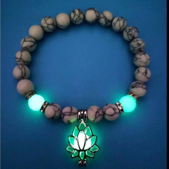 Lonning Accessories - Turquoises Beaded Bracelet - Glows in the Dark - Hand Jewelry for Women.